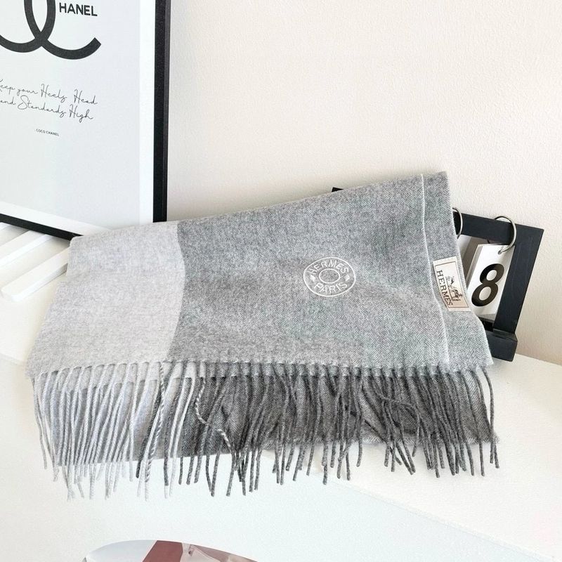 Hermès Scarf photo 4