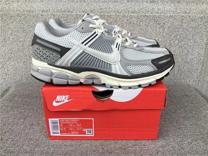 Nike Zoom Vomero 5 Sneakers photo 4
