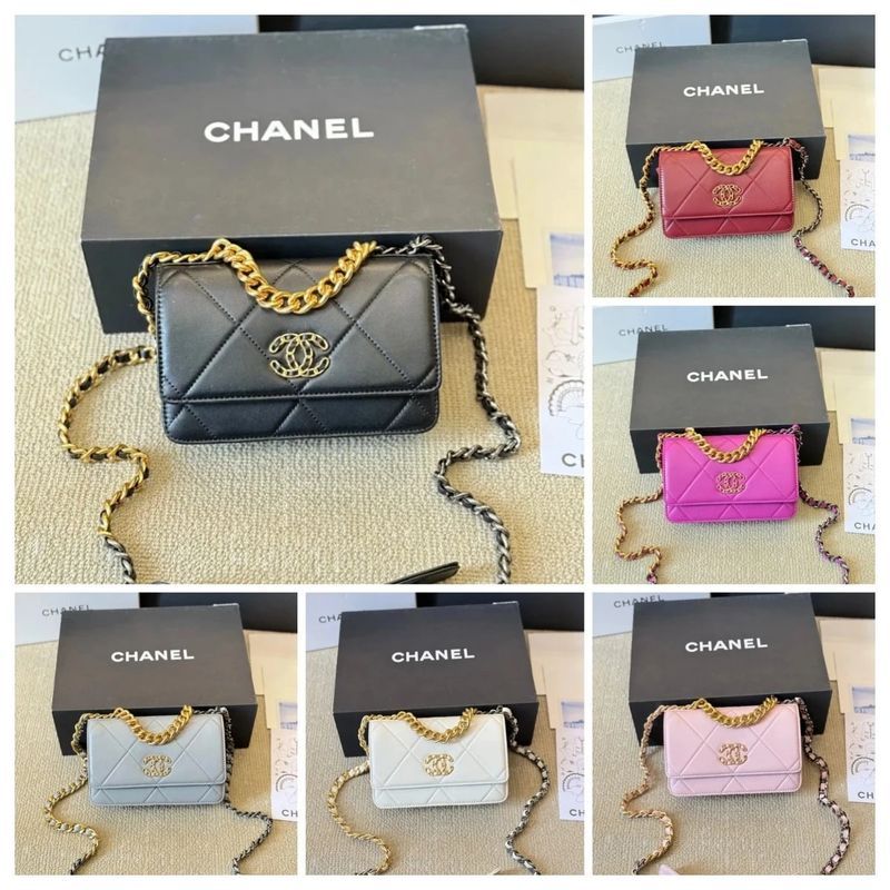CHANEL Crossbody Bag photo 4