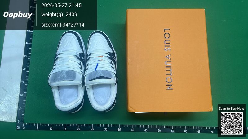 Louis Vuitton Sneakers QC 2