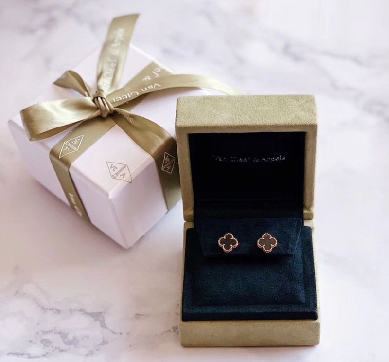 Van Cleef & Arpels Earring QC 2