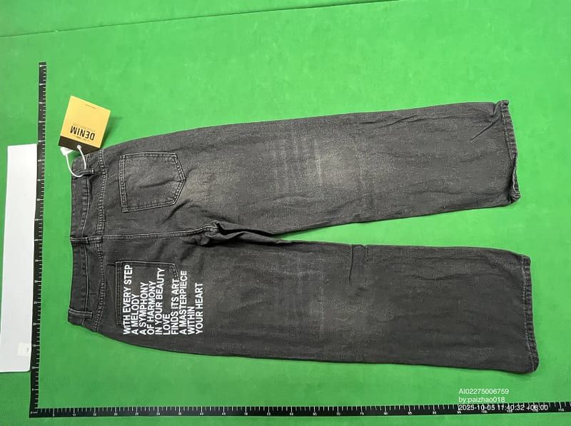 "With every step" Jeans QC 1